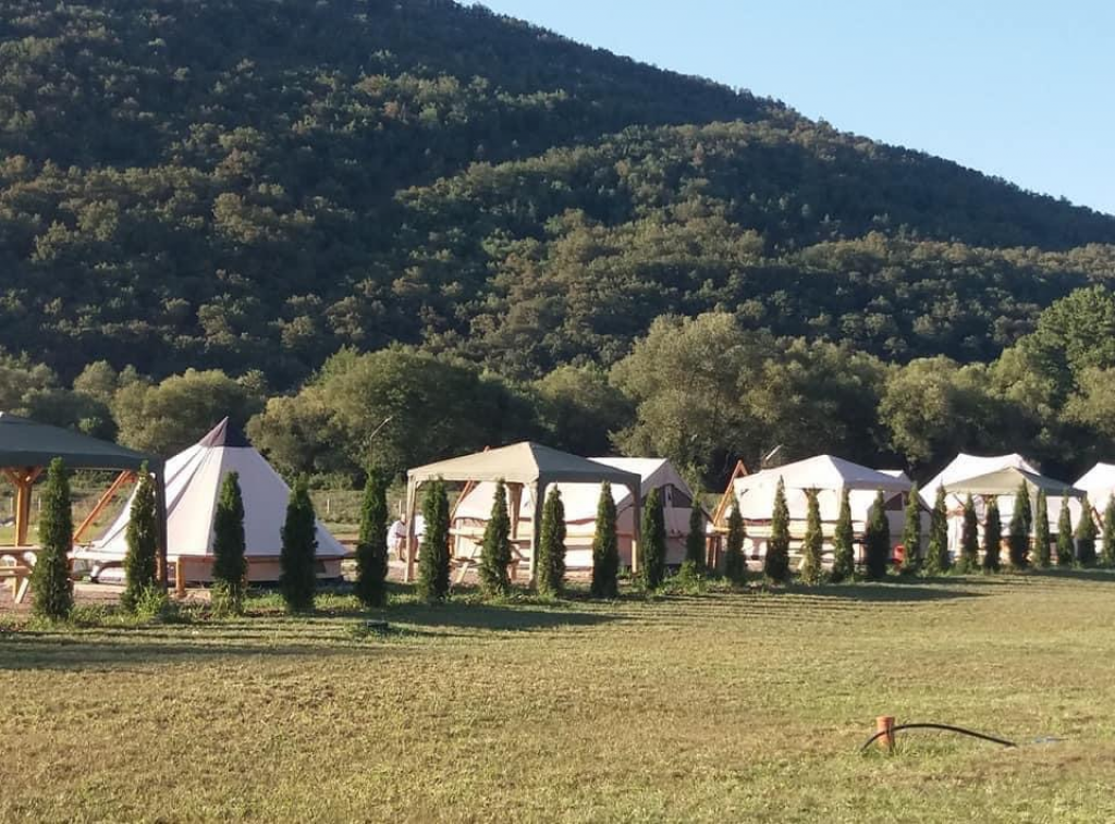 Campare cort si rulota! O locație selecta la baza rezervației naturale din munți pădurea Craiului! Camping îngrădit si păzit video